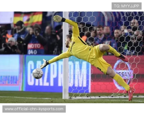 足球门将最后一秒神扑救命，感动全场的瞬间续写传奇